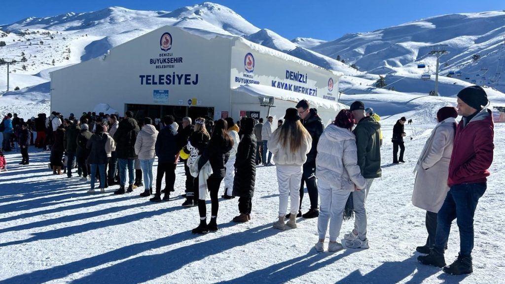 Denizli Kayak Merkezinde Ziyaretçi Akını...