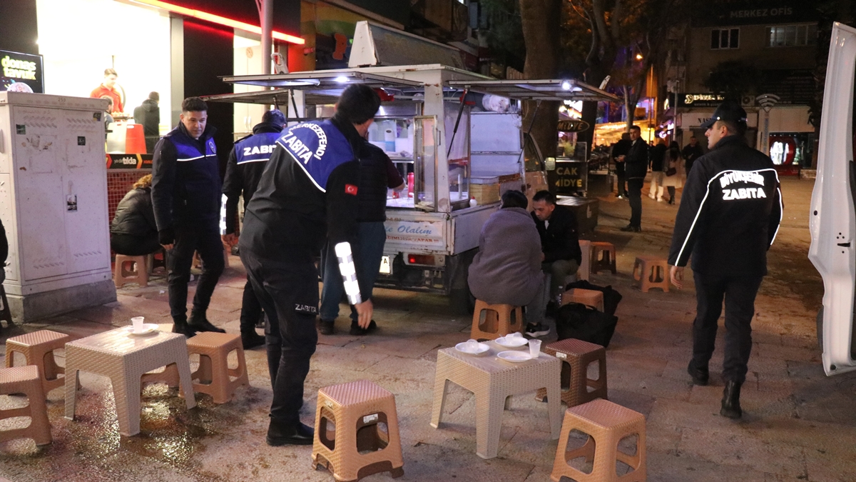 Denizli Zabıtasından Seyyar Satıcılara Gece Baskını… 