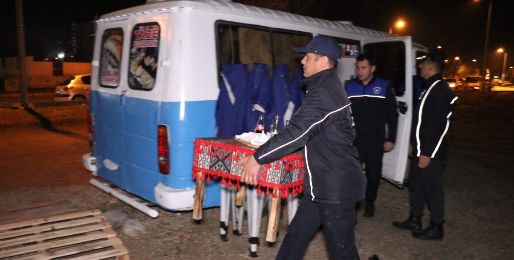 Denizli Zabıtasından Seyyar Satıcılara Gece Baskını...