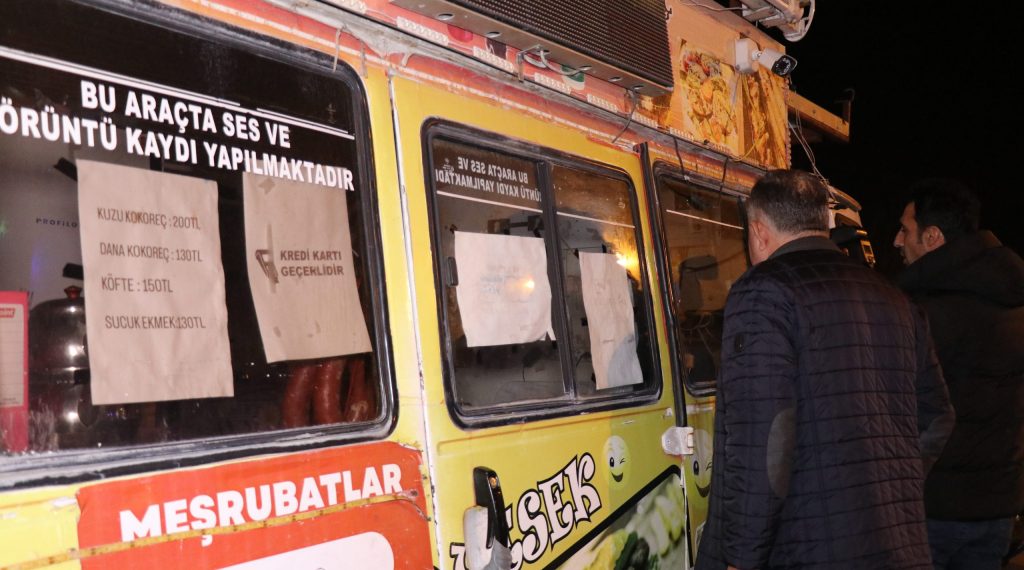 Denizli Zabıtasından Seyyar Satıcılara Gece Baskını...