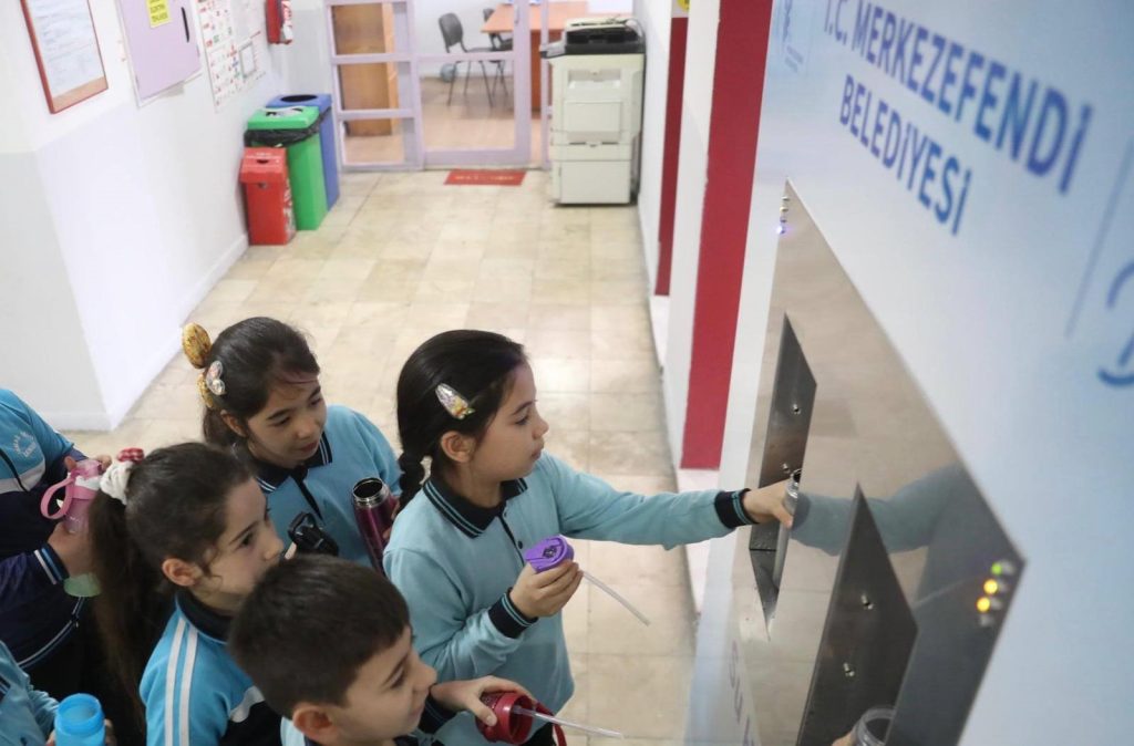 Merkezefendi Belediyesi'nin Okullarda Temiz Su Projesi Devam Ediyor... 