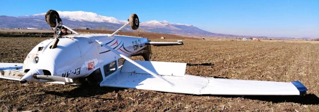 Isparta'dan Kalkan Uçak, Denizli'nin Çal İlçesi'nde Tarlaya İniş Yaptı...