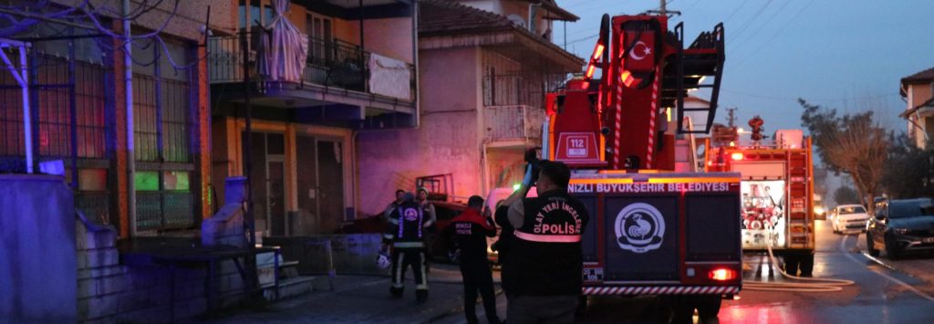 Denizli'de Yangında Çocuklarını Kurtaran Anne, Yanarak Can Verdi...