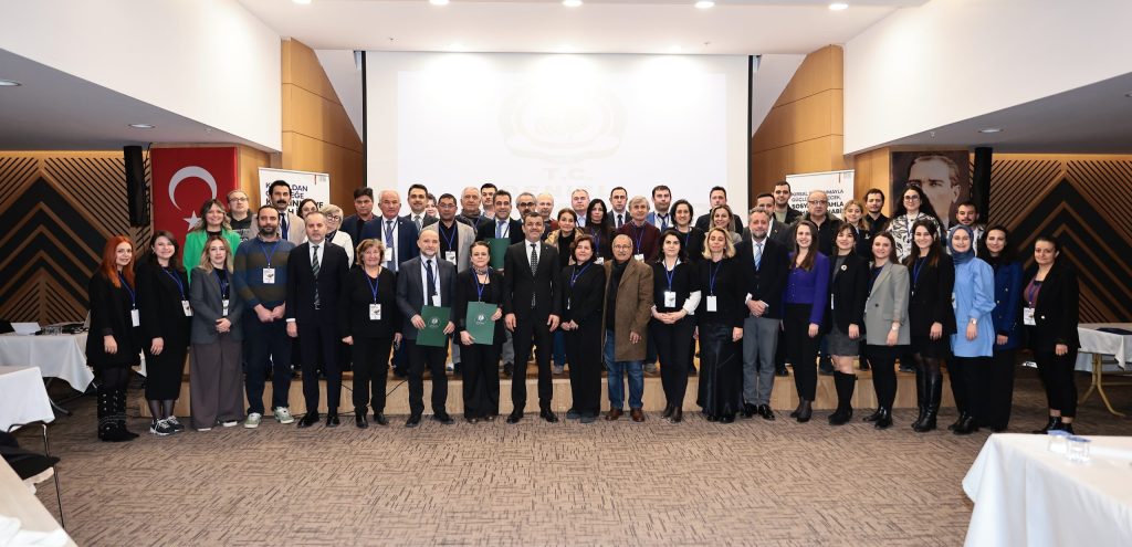 Denizli’de Tersine Göç ve Kalkınma İçin Çalıştay...
Denizli Büyükşehir Belediyesi, kırsalda kalkınmayı desteklemek ve sosyal refahı artırmak amacıyla uzmanların katılımıyla "Kentimizde Kırsal Kalkınma ve Sosyal Refah" çalıştayı düzenledi.
Denizli Büyükşehir Belediyesi, kırsal alanlarda yenilikçi ve sürdürülebilir kalkınma süreçlerinin geliştirilmesi ve sürdürülebilir bir kır-kent ilişkisinin kurulması, teknolojik ve yeniliği kırsal ile buluşturarak kırdan kente göçün azaltılması ile ilgili alanında uzman kişilerin katılarak fikir alışverişinde bulunduğu "Kentimizde Kırsal Kalkınma ve Sosyal Refah" adında bir çalıştay düzenledi.
Çalıştaya Denizli Büyükşehir Belediye Başkanı Bülent Nuri Çavuşoğlu, Başkanvekili Ali Marım, Genel Sekreter Bülent Bozbaş, Genel Sekreter Yardımcıları Hülya Bartal, Onur Yılmaz, çeşitli üniversitelerden katılım sağlayan akademisyenler, kooperatif ve sivil toplum kuruluşu temsilcileri katıldı.
Prof. Dr. Kamil Orhan'ın moderatörlüğünü gerçekleştirdiği çalıştayda Prof. Dr. Tayfun Özkaya, Doç. Dr. Nagihan Durusoy Öztepe, Prof. Dr. Bülent Topuz ve Dr. Öğr. Üyesi Radiye Canan Bağış kırsal kalkınma ve sosyal refah ile ilgili sunumlarını gerçekleştirdi. İki bölümden oluşan çalıştayın ilk bölümünde "Kırsal Kalkınma" ele alınırken ikinci bölümde ise "Kırsalda Sosyal Refah ve İstihdam" konusu değerlendirildi.
Hedef Kentten Kırsala "Tersine göç"...
Çalıştayın ilk bölümünde kent ile kırsal arasında bir bütünleşme sağlanarak kırsal alanların sosyal ve çevresel sürdürülebilirliği üzerinde durulurken ikinci bölümde ise kırsal bölgelerde yaşayan ihtiyaç sahibi bireylerin ve toplulukların yaşam kalitesinin artırılması, ekonomik ve sosyal açıdan güçlenmelerinin sağlanması, toplumsal eşitsizliklerin azaltılması konuları hakkında alanında uzman katılımcılar tarafından fikir alışverişinde bulunuldu.
"Elimizden Geleni Yapacağız..."
Çalıştayda konuşan Denizli Büyükşehir Belediye Başkanı Bülent Nuri Çavuşoğlu, kırsal kalkınmaya verdikleri önemin altını çizerek süreci hızlandırmak için çalışmalara devam ettiklerini vurguladı. Başkan Çavuşoğlu konuşmasının devamında "Kırsal alanda bizim özel bir çabamız var. Ülkemizin ve dünyamızın içinde bulunduğu pandemi süreci bize dünyanın en kaliteli binalarının, en güzel arabaların yenmediğini, kırsalda yaşamın bitme noktasına geldiği bir yerde bizleri zor şartların beklediğini öğretti.
Kırsalın bu anlamda önemi çok büyük. Biz de Denizli Büyükşehir Belediyesi olarak kırsal kalkınma sürecini her geçen gün daha da hızlandırmak için çalışıyoruz. Bu çalışmalarımız esnasında alanında uzman kişilerin elinde ne varsa bizimle paylaşmasını istiyoruz. İnsanların üretimlerini arttırma noktasında elimizden geleni yapacağız" ifadelerini kullandı.
"Şehir ile Belediye Arasında Bir Köprü Olsun İstiyoruz..."
Denizli Büyükşehir Belediyesi Genel Sekreteri Bülent Bozbaş, çalıştayda yaptığı konuşmada Denizli ile ilgili bir karar alınırken şehrin paydaşları ile alınması gerektiğini vurguladı. Genel Sekreter Bozbaş konuşmasının devamında, "Biz Denizli Büyükşehir Belediyesi olarak alınacak kararları şehrin dinamikleri ve alanında uzman kişiler ile birlikte almak istiyoruz. Bu şehre beraber yön vermek istiyoruz.
Bilgi ve fikir alışverişinin sürmesini istiyoruz. Biz şehir ile belediye arasında bir duvar değil, şehir ile belediye arasında bir köprü olsun istiyoruz. Tek taraflı verilen kararlar iyi olsa bile bu şehrin sahiplenmesi olmadan hayata geçmiyor" ifadelerini kullandı.