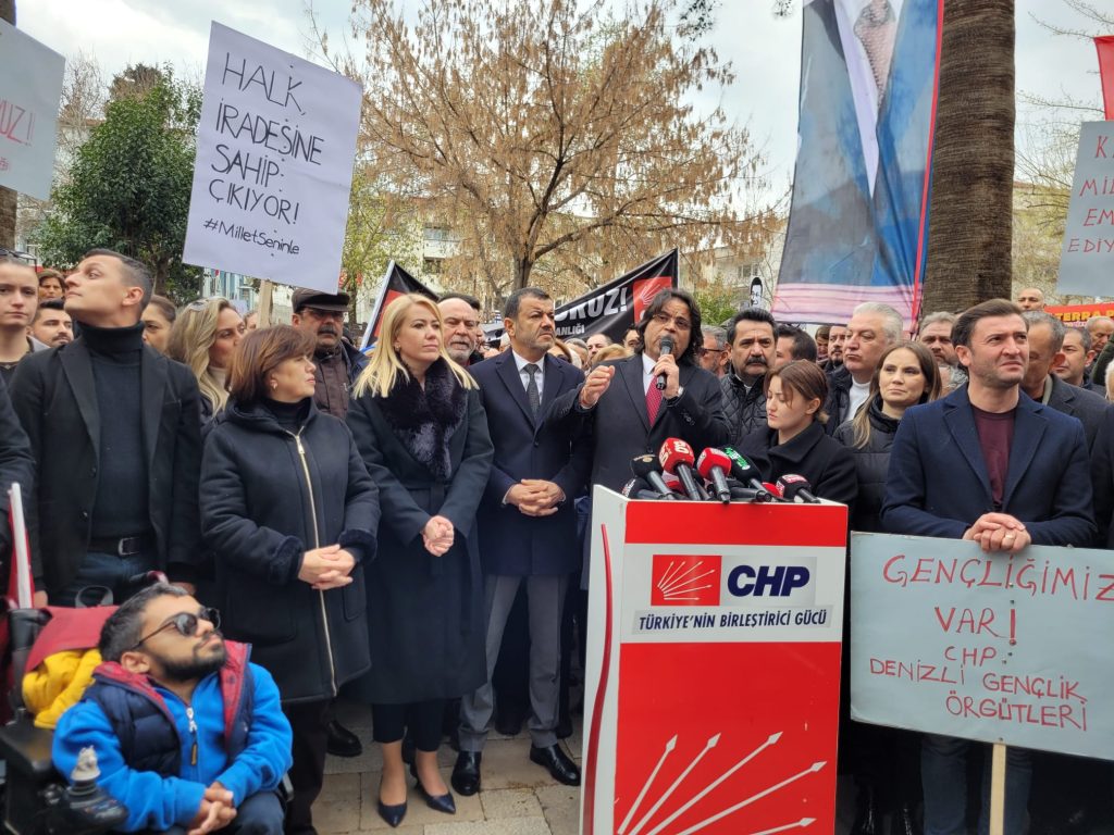 CHP’liler İl Binası Önünde Tepki Seli Oluşturdu: Bu Bir Darbedir…