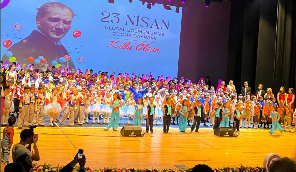 Bahçelievler Uğur Okulları'ndan Renkli 23 Nisan Kutlaması...