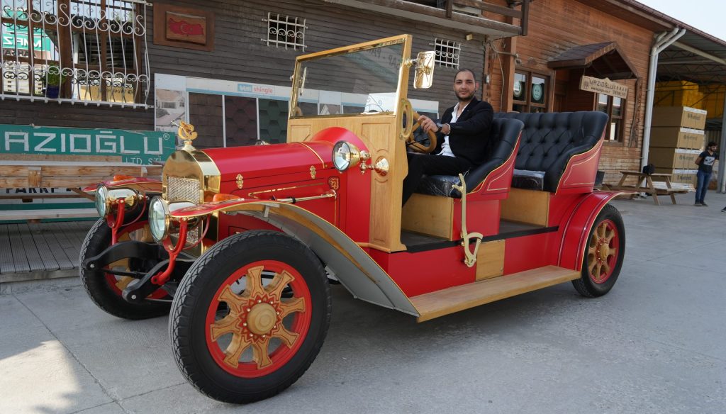 Denizli’de 1925 Model Elektrikli Araç Üretildi...
Denizli'de araç ustası Onur Tasbaş, babasıyla birlikte 1925 model klasik görünümlü, manuel vitesli ve tamamen elektrikli bir otomobil üretti.
Son dönemlerde otomobillerde öncelik büyüklüğe, hıza ve konfora önem verilirken, sürdürülebilirlik ile daha temiz dünya kaygıları otomotiv dünyasında dengeleri değiştirdi. Çevre kirliliği ve karbon ayak izlerinin azaltılmasının önem kazanmasıyla yıllar önce benzine yenik düşen elektrikli arabalar, hızla geri dönmeye başladı.
Denizli'de babası ile uzun süredir elektrikli araç üzerine çalışma yapan araç ustası Onur Tasbaş, elde ettiği bilgiler ile Dejavu ismi verdiği 1925 model aracın elektriklisini üretti. 8 ayda tamamladığı aracın koltuklarından el frenine kadar kendisi tasarlayan Tasbaş, en ince ayrıntısına kadar düşünülen aracını manuel vitesli olarak tamamlamayı başardı.
200 kilometre ile 500 kilometre arasında menzile ulaşan aracını beğeniye sunan Tasbaş, hedefinin daha büyük ve güçlü araç üretmek olduğunu söyledi. Geçmişte kullanılan araçlarla özlem duyulduğunu dönemlerde bulunan elektrikli aracı özleyenlerin çok olduğunu söyleyen araç ustası Onur Tasbaş, Gündelik hayatta nostalji aşığı insanlarımız var. Eskiye yönelik eskiye özleyen insanlar var. Bunu haricinde dünya üzerinde elektrikli olup da vitesli bir araç da yok.
Bunu mahrum bıraktılar manuel severleri. Bizde buna dayanaraktan bir araba üretelim dedik. Hem insanların normal hayatta görmedikleri eski arabalardan bir tanesini ürettik. Arabamız hem elektrikli hem de manuel halini ürettik.
‘Dejavu 1925 olarak adlandırdık. Aracımızın satış fiyatı şu an 100 bin dolar. Elimizde kalıpları bulanan önceden yapılmış olan aracımız kısa sürebiliyor. Zaman olarak maksimum 5 ay sürüyor. El üretimi olduğu için bu kadar uzun sürüyor dedi.
Aracımız Klasik Ama Elektrikli İmal Ettik...
Araç menzilinin artırılma imkanına sahip olduğunu anlatan Onur Tasbaş, Bu araçlar fabrikasyon değil hepsi el üretimi olduğu için 5 ay kadar bir süreçte üretiyoruz ama önceden üretmediğimiz ve araç kalıpları elimizde yoksa yaklaşık üretim süresi 8 aya kadar uzayabiliyor.
Dünya üzerinde klasik araba temasında modernize araç üreten kimse yok. Aracımız klasik ama elektrikli imal ettik. Aracımızın içinde 22 kW bir motor var. Menzilimiz net olarak şu anda 200 kilometre ama lityum diye adlandığımız daha güçlü akülerimiz var onlarla birlikte 500 kilometre üzerinde bir menzile ulaşabiliyor ifadelerini kullandı.