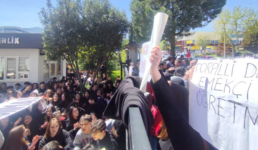 Denizli’de Öğrencilerden Öğretmenime Dokunma Eylemi...