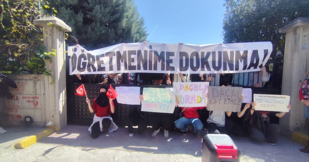 Denizli’de Öğrencilerden Öğretmenime Dokunma Eylemi...