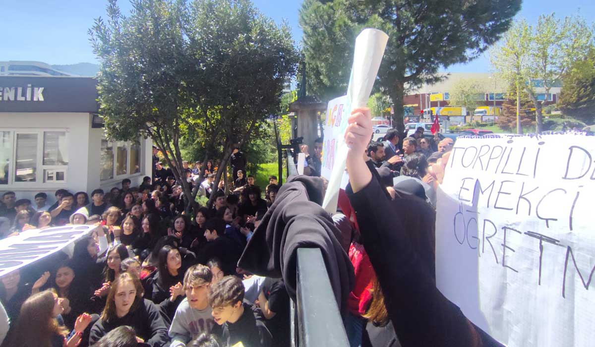Denizli’de Liselilerden Öğretmenime Dokunma Eylemi… 
