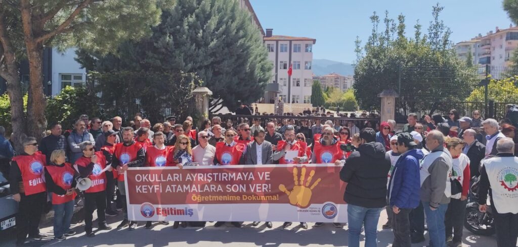 Denizli’de Öğrencilerden Öğretmenime Dokunma Eylemi...