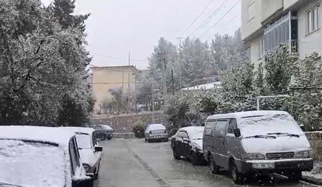 Nisan Karı Denizli’de İlçeleri Beyaza Bürüdü...