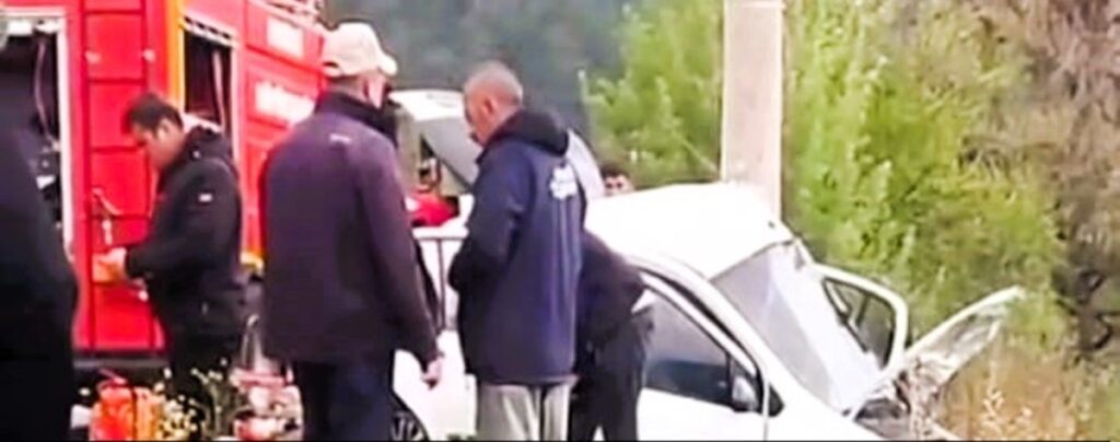 Denizli'de Yoldan Çıkan Araç, Direğe Çarptı: 2 Ölü 1 Yaralı...