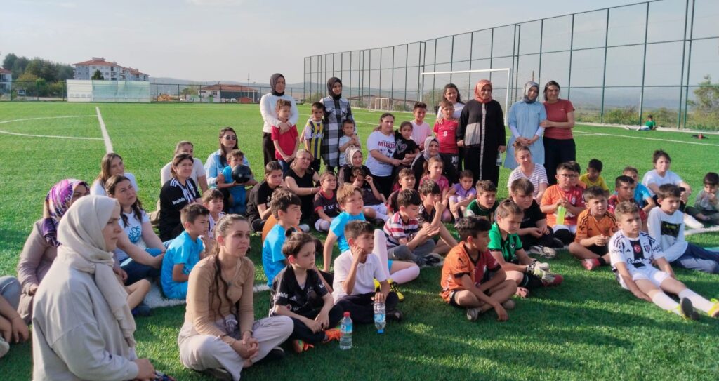 Çal’da Anneler ve Oğulları Sahada Ter Döktü...