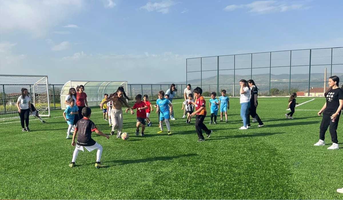 Çal’da Anneler ve Oğulları Sahada Ter Döktü… 