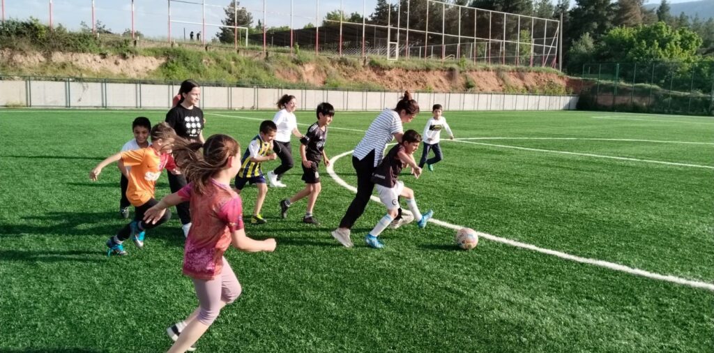 Çal’da Anneler ve Oğulları Sahada Ter Döktü...