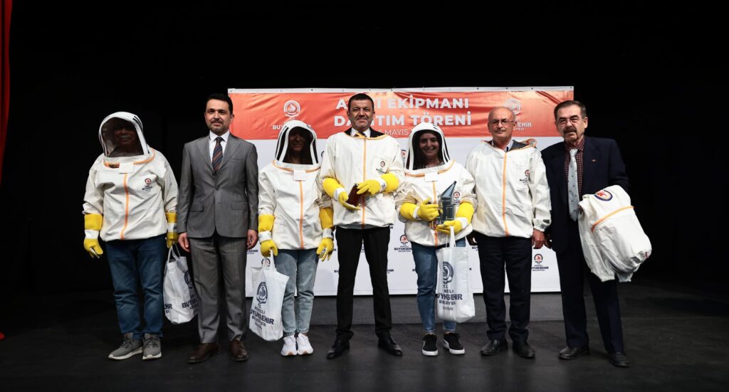 Denizli Büyükşehir’den Arıcılara Ekipman Desteği...