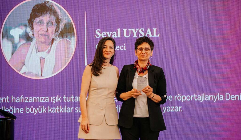 Gazeteci ve Şifre Haber Yazarı Seval Uysal'a, IWSA Tarafından Plaket Verildi...