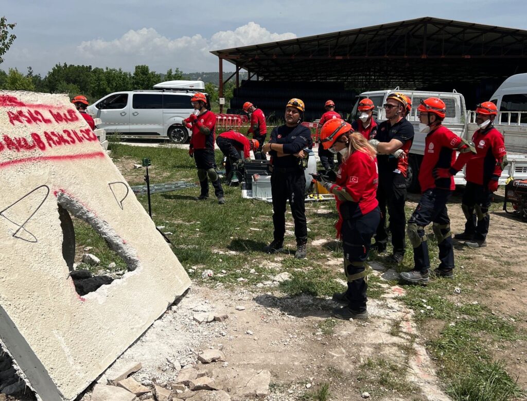 Öğretmenlerden Oluşan Denizli MEB AKUB Ekibi, Belgesini Aldı...