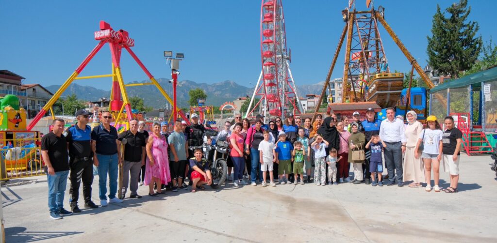 Denizli Polisi Özel Çocukları Lunaparkta Sevindirdi... 