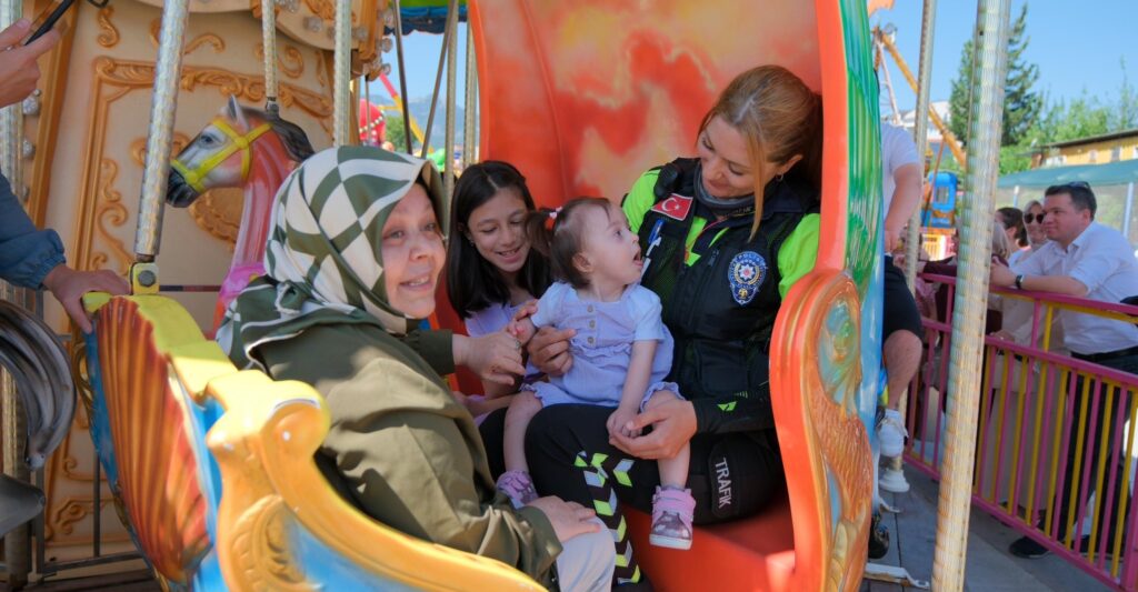 Denizli Polisi Özel Çocukları Lunaparkta Sevindirdi... 