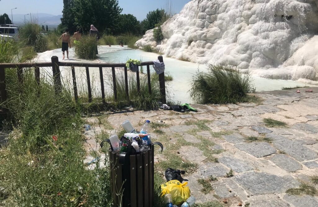 Pamukkale'ye Gelen Turistleri, Bu Rezalet Manzara Karşılıyor...