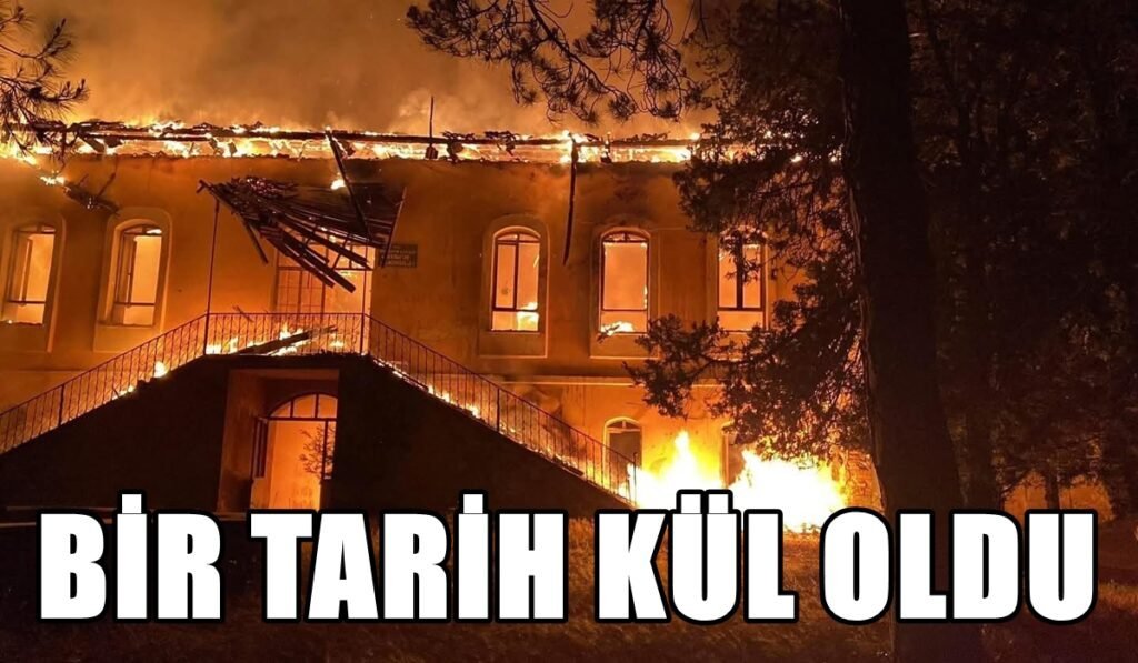 Denizli'deki Yangında, Tarihi Gazi İlkokulu Alevlere Teslim Oldu...
