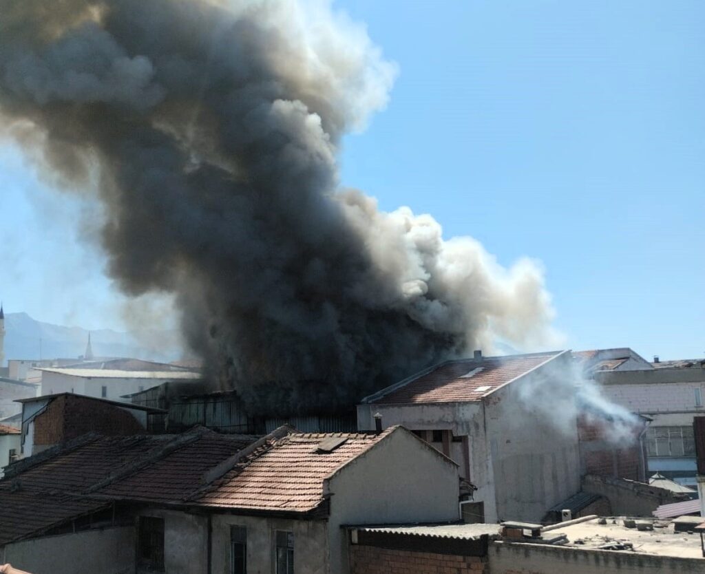Denizli'de Tarihi Kaleiçi Çarşısı'nda Yangın...