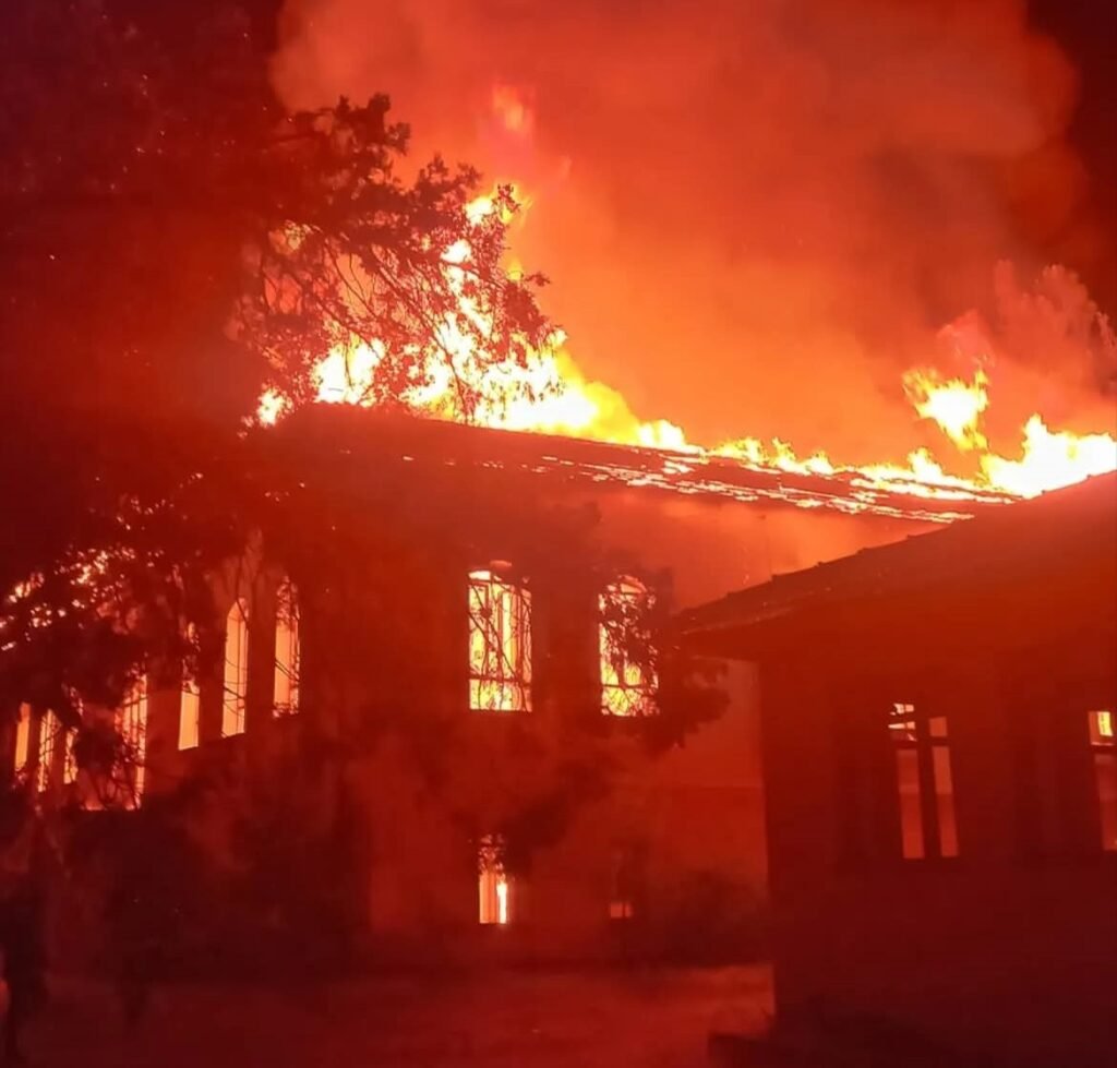 Denizli'deki Yangında, Tarihi Gazi İlkokulu Alevlere Teslim Oldu...