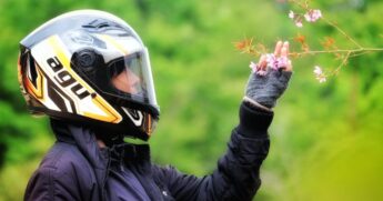 Kask Yazın Rahatsız Edebilir Ama Can Kaybını Önlüyor...