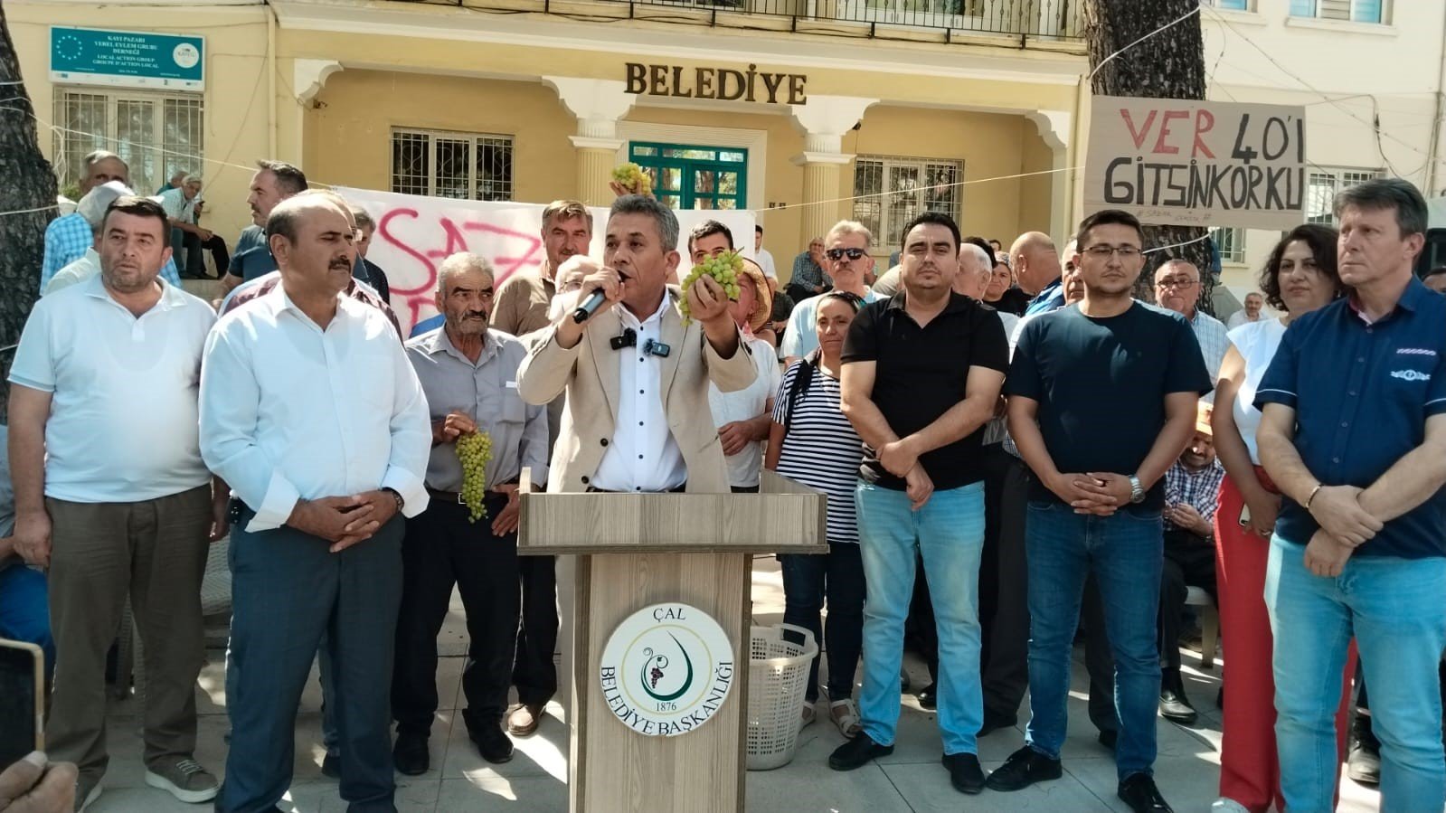 Çal’da Siyaset Üzümden Yılana Kaydı… 