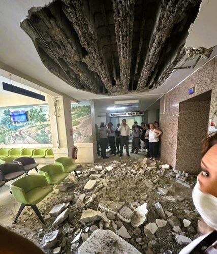 Denizli Devlet Hastanesi'nin Tavanı Çöktü:2 Yaralı...