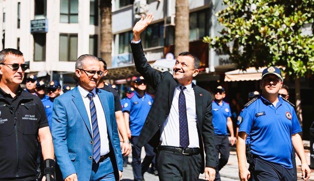Denizli BB. Başkanı Çavuşoğlu'nun Belinde Silahla Halkı Selamlaması Merak ve Şaşkınlık Yarattı...