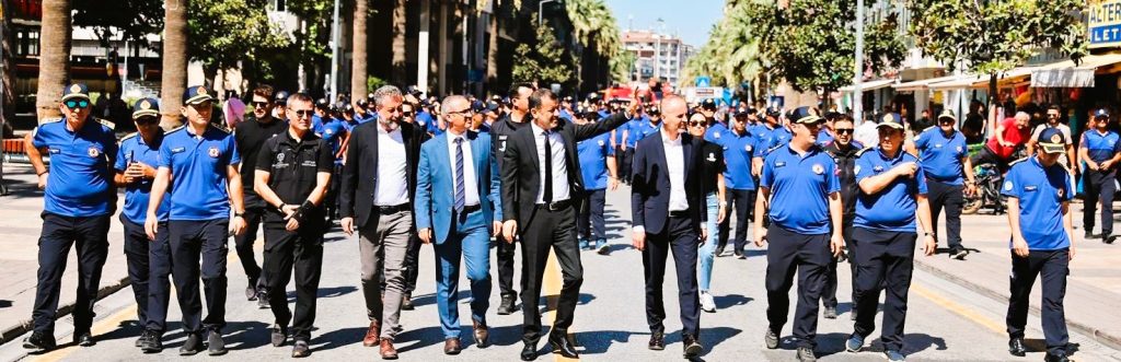 Denizli BB. Başkanı Çavuşoğlu'nun Belinde Silahla Halkı Selamlaması Merak ve Şaşkınlık Yarattı...