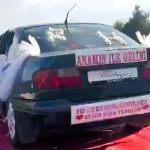 Denizli'den İlginç Görüntü: Gelin Arabası Arızalanınca, Çekici İmdatlarına Yetişti...