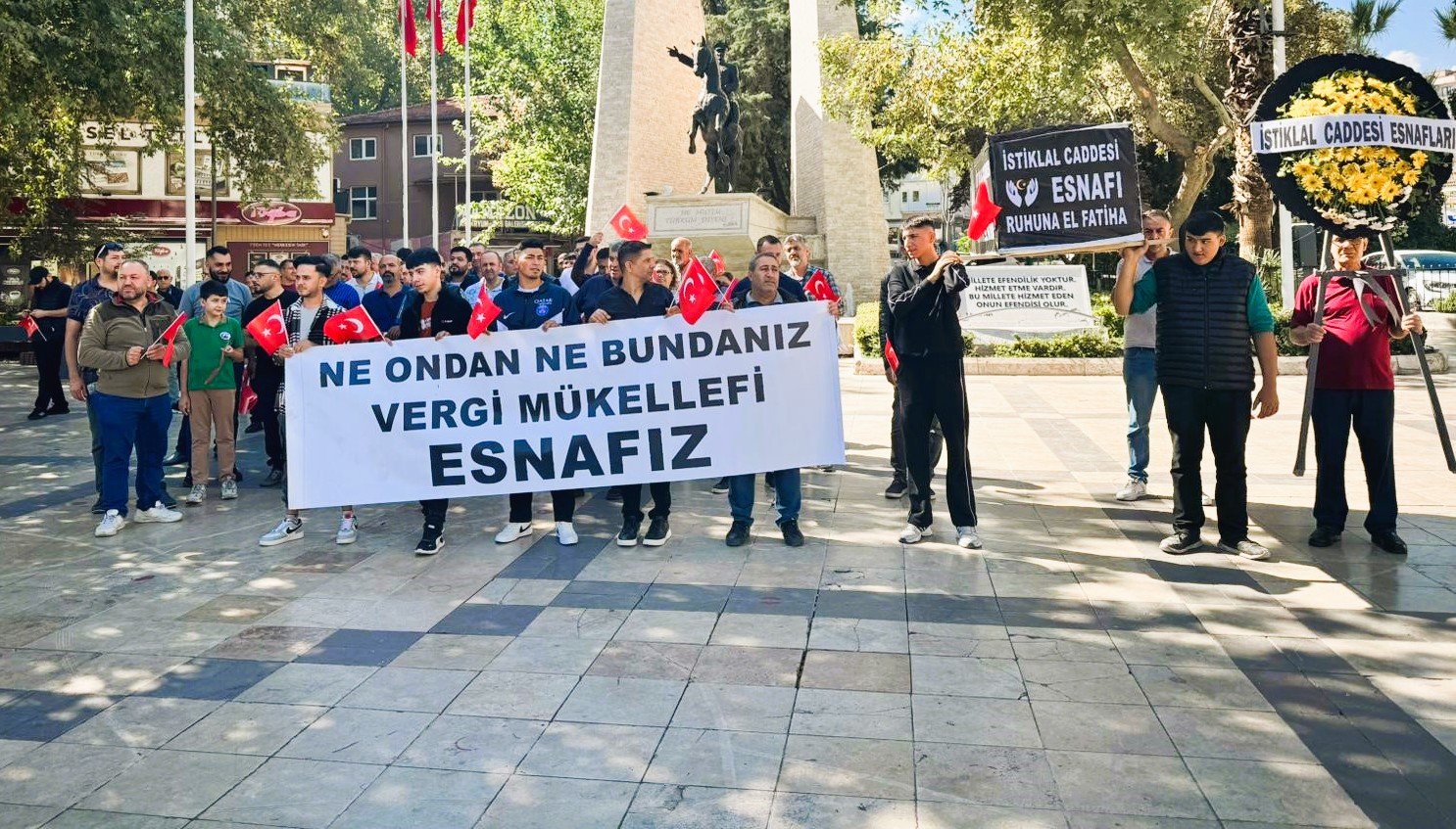 Denizli Büyükşehir Belediyesi’ne Tabutlu Protesto…