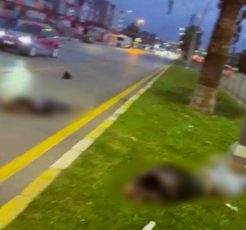 Denizli'de aydınlatma direğine çarpan motosiklet sürücüsü ve arkadaşı hayatını kaybetti.
Kaza, Merkezefendi ilçesi Sümer Mahallesi Ankara Bulvarı üzerinde meydana geldi. Edinilen bilgilere göre, sürücüsü ve plakası henüz öğrenilemeyen motosiklet bulvar üzerinde seyir halindeyken, sürücüsünün direksiyon hakimiyetini kaybetti. Sürücüsünün direksiyon hakimiyetini kaybettiği motosiklet aydınlatma direğine çarparak savruldu. Çevredeki vatandaşların ihbarı üzerine bölgeye sağlık ve polis ekipleri sevk edildi. Olay yerinde ağır yaralanan Gökhan Güney (41), ve Mevlüt Tefçi (38) ağır yaralı olarak hastanelere kaldırıldı. Hastanelere kaldırılan iki arkadaşta doktorların tüm müdahalesine rağmen kurtarılamadı. İki arkadaşın cenazeleri otopsi yapılmak üzere Adli Tıp Kurumu Denizli Grup Başkanlığı morguna kaldırıldı.
Kazayla ilgili soruşturma başlatıldı.