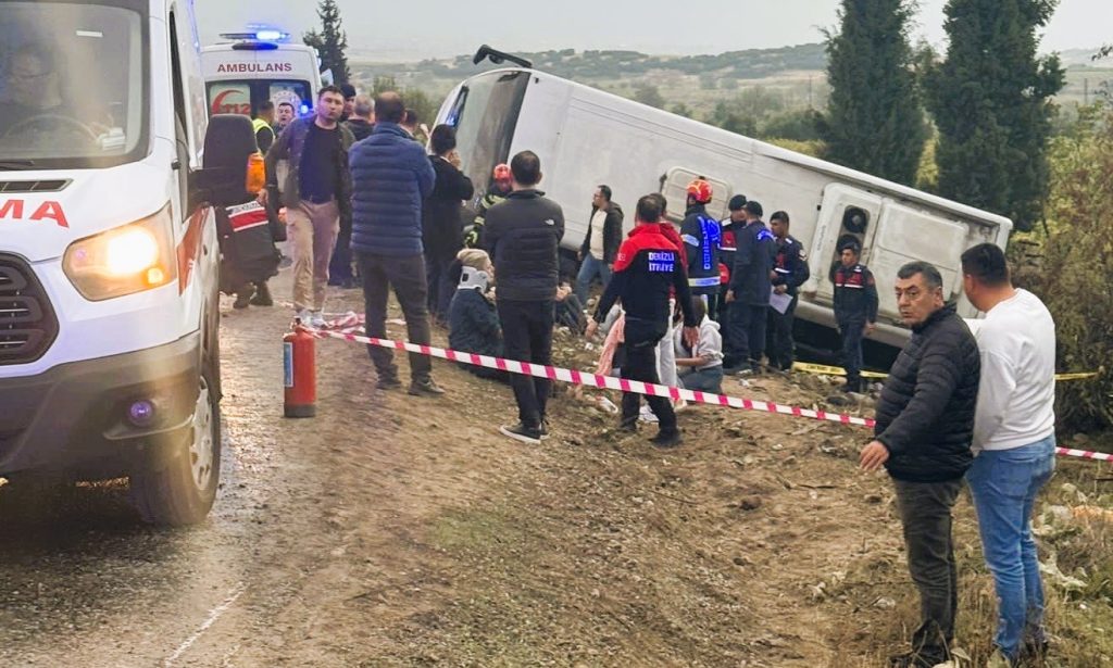 Denizli-Buldan'da Otobüs Devrildi: 2 Ölü 5 Yaralı...