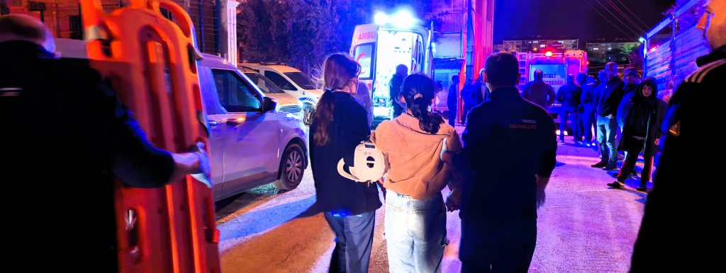 Denizli'de Bir Evin Tavanı Çöktü, 6 Kişi Yaralandı...