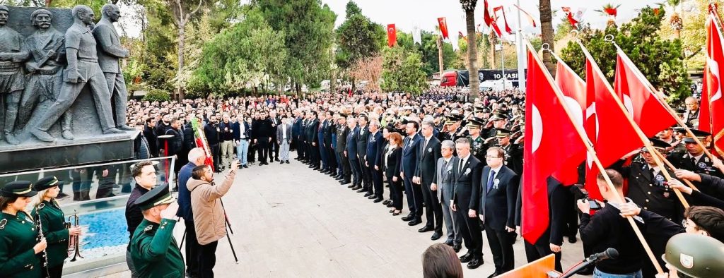Denizli'de de Vatandaşlar Atalarını Sevgi ve Özlemle Yad Etti...