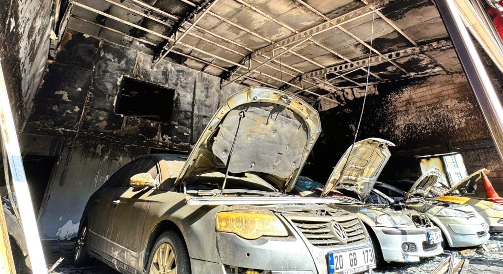 Denizli'de Cinayetten Tutuklanan Kişinin, Galerisi Kundaklandı...