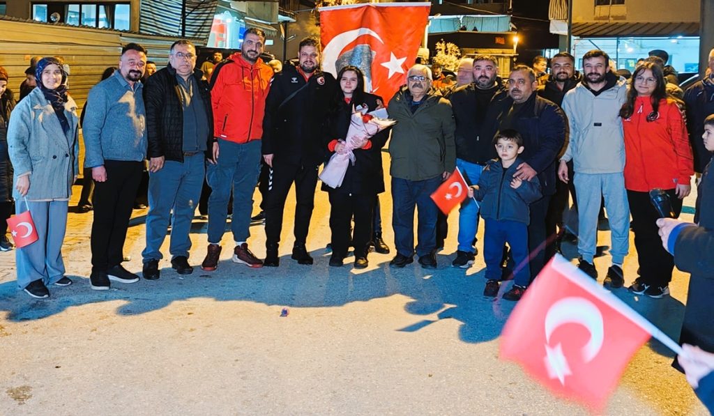 Denizlili Dünya Şampiyonunu Komşuları Karşıladı...