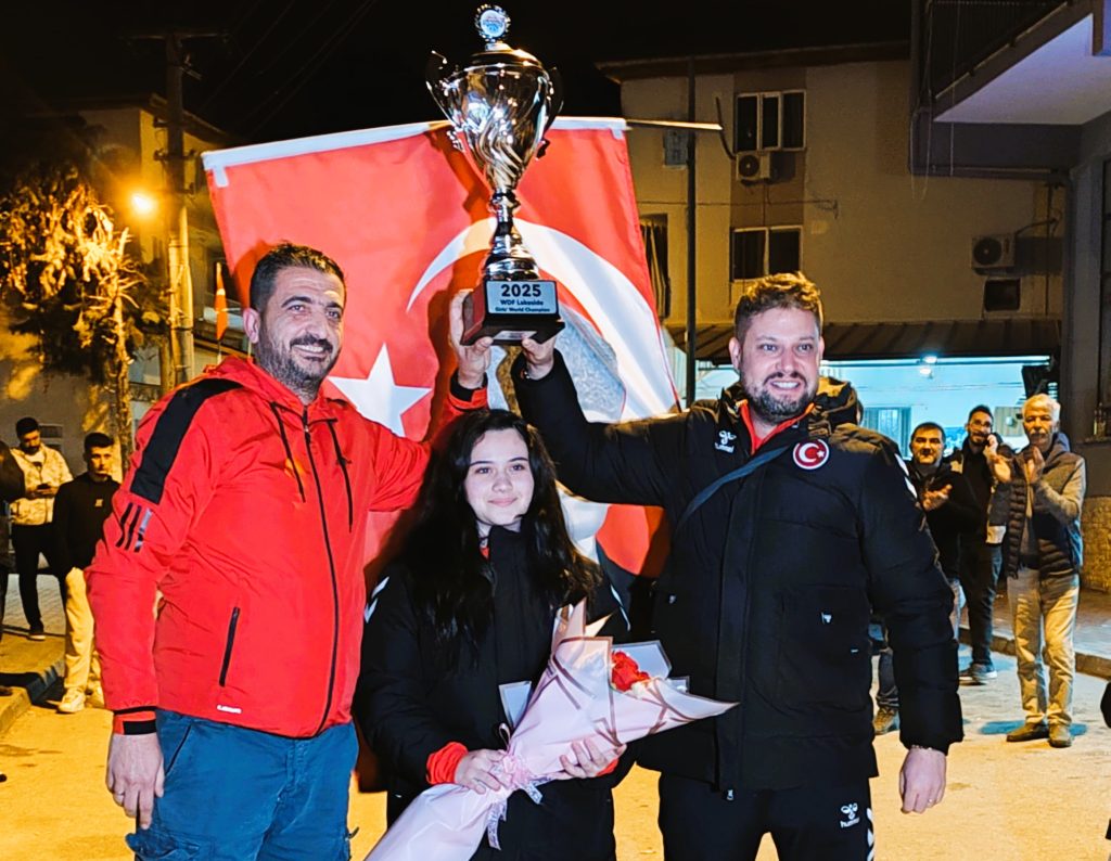 Denizlili Dünya Şampiyonunu Komşuları Karşıladı...