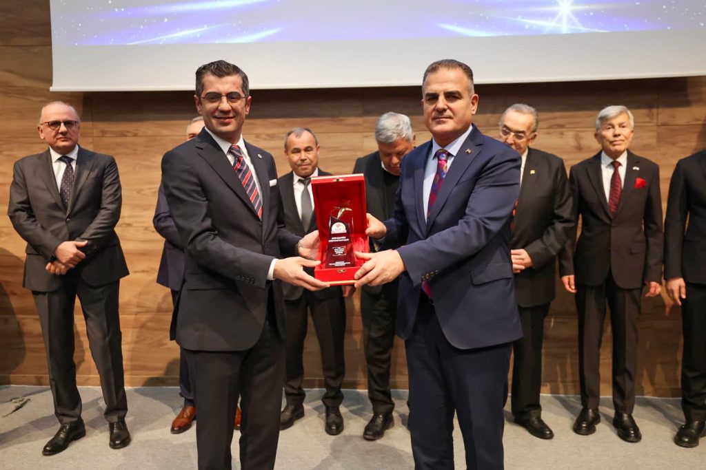 DSO Başkanı Kasapoğlu'na 'En Başarılı İş İnsanı' Plaketi Verildi...