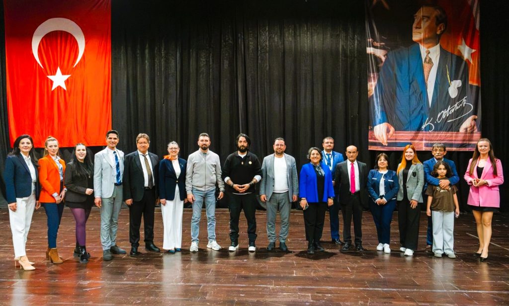 MBA Okulları, eğitim vizyonuna değer katan çok önemli bir ismi Denizli’de ağırladı. Akademisyen, yazar ve iletişim bilimleri alanındaki çalışmalarıyla tanınan Prof. Dr. Uğur Batı’nın sunumuyla gerçekleştirilen seminer, akademik içeriği ve etkileyici anlatımıyla dikkat çekti.

Yoğun Katılımlı ve İlham Veren Buluşma

Merkezefendi Kültür Merkezi Servergazi Salonu’nda yoğun katılımla düzenlenen seminerde, Prof. Dr. Uğur Batı; eğitim, iletişim, düşünme becerileri ve bireysel farkındalık başlıkları etrafında önemli paylaşımlarda bulundu. Katılımcılar, seminer boyunca aktarılan bilgi ve örnekler sayesinde farklı bakış açıları kazanarak kişisel ve akademik gelişimlerine katkı sağlayacak önemli kazanımlar elde etti.

Katılımcılardan Büyük İlgi

Alanında ilham verici anlatımlarıyla tanınan Prof. Dr. Batı’nın sunumu, seminere katılan eğitimciler, veliler ve öğrenciler tarafından büyük bir ilgiyle takip edildi. Etkinlik boyunca interaktif bir atmosfer oluşurken, katılımcılar merak ettikleri konulara ilişkin sorular yönelterek seminere aktif şekilde dâhil oldu.

Eğitimde Nitelikli Paylaşım Vurgusu

MBA Okulları’nın eğitim anlayışı doğrultusunda düzenlenen bu tür akademik ve bilgilendirici etkinlikler; çağdaş eğitim yaklaşımlarına katkı sunmayı, bireylerin düşünsel gelişimini desteklemeyi ve toplumsal farkındalığı artırmayı amaçlıyor. Kurum, yalnızca akademik başarıyı değil, aynı zamanda entelektüel gelişimi de merkeze alan bir eğitim anlayışıyla çalışmalarını sürdürüyor.

Geleceği Şekillendiren Eğitim Vizyonu

Denizli MBA Okulları, bilgi paylaşımını merkeze alan nitelikli seminer ve organizasyonlarla eğitim dünyasına katkı sunmaya kararlılıkla devam edeceğini bir kez daha ortaya koydu. Kurum, geleceği şekillendiren eğitim vizyonu doğrultusunda benzer etkinliklerle öğrenci, veli ve eğitimcileri alanında uzman isimlerle buluşturmayı sürdürecek.