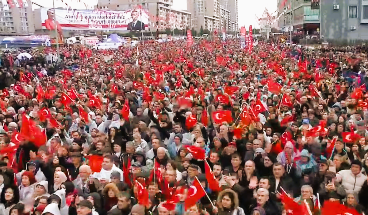 Özgür Özel Denizli’den Seslendi: Emekliyi, Yoksulu ve Geleceği Savunacağız…