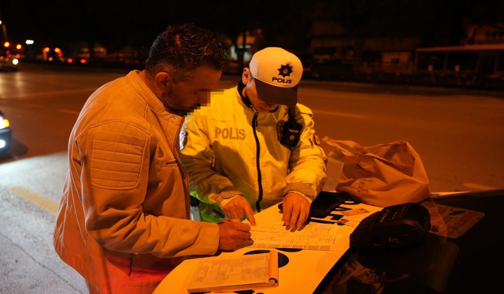 Denizli’de Alkollü Sürücü, Polisin Üzerine Araç Sürdü, Bir de Pişkin Pişkin Pazarlık Yaptı...