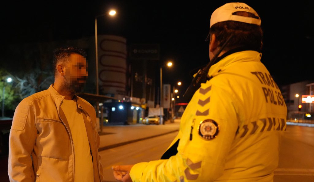 Denizli’de Alkollü Sürücü, Polisin Üzerine Araç Sürdü, Bir de Pişkin Pişkin Pazarlık Yaptı...