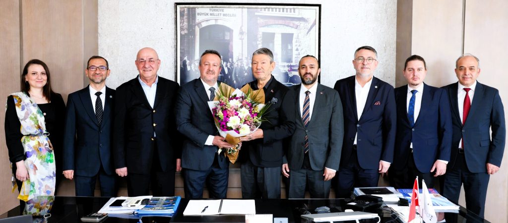 Denizli OSB Yönetim Kurulu Başkanı Selim Yaymanoğlu, ilk ziyaretini Denizli Organize Sanayi Bölgesine 30 yıl boyunca önemli katkılar sunan önceki dönem Denizli OSB Yönetim Kurulu Başkanı Derya Baltalı’ya gerçekleştirdi. Denizli OSB Yönetim Kurulu Başkanı Selim Yaymanoğlu, Başkan Vekili Ali Fuat Özel, Yönetim Kurulu Üyeleri Cemalcan Sirkeci, Sevde Şensöz Çelik, İbrahim Onur Yıldırım, Orhan Tahtalı ve Bölge Müdürü Ahmet Taş, ilk ziyaretini Denizli Organize Sanayi Bölgesine 30 yıl boyunca önemli katkılar sunan önceki dönem Denizli OSB Yönetim Kurulu Başkanı Derya Baltalı’ya gerçekleştirdi. Gerçekleştirilen ziyarette, Sayın Derya Baltalı’nın Denizli OSB’nin gelişimine sağladığı değerli hizmetler ve uzun yıllara dayanan emekleri dolayısıyla teşekkür edildi. Denizli OSB Başkanı Selim Yaymanoğlu ziyaretle ilgili yaptığı açıklamada; "Denizli OSB’nin bugünlere ulaşmasında önemli pay sahibi olan Sayın Derya Baltalı’ya nazik ev sahipliği için teşekkür ediyor, kendisine sağlıklı ve huzurlu bir yaşam diliyoruz." dedi.