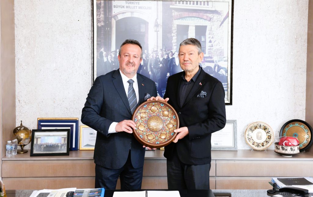 Denizli OSB Yönetim Kurulu Başkanı Selim Yaymanoğlu, ilk ziyaretini Denizli Organize Sanayi Bölgesine 30 yıl boyunca önemli katkılar sunan önceki dönem Denizli OSB Yönetim Kurulu Başkanı Derya Baltalı’ya gerçekleştirdi. Denizli OSB Yönetim Kurulu Başkanı Selim Yaymanoğlu, Başkan Vekili Ali Fuat Özel, Yönetim Kurulu Üyeleri Cemalcan Sirkeci, Sevde Şensöz Çelik, İbrahim Onur Yıldırım, Orhan Tahtalı ve Bölge Müdürü Ahmet Taş, ilk ziyaretini Denizli Organize Sanayi Bölgesine 30 yıl boyunca önemli katkılar sunan önceki dönem Denizli OSB Yönetim Kurulu Başkanı Derya Baltalı’ya gerçekleştirdi. Gerçekleştirilen ziyarette, Sayın Derya Baltalı’nın Denizli OSB’nin gelişimine sağladığı değerli hizmetler ve uzun yıllara dayanan emekleri dolayısıyla teşekkür edildi. Denizli OSB Başkanı Selim Yaymanoğlu ziyaretle ilgili yaptığı açıklamada; "Denizli OSB’nin bugünlere ulaşmasında önemli pay sahibi olan Sayın Derya Baltalı’ya nazik ev sahipliği için teşekkür ediyor, kendisine sağlıklı ve huzurlu bir yaşam diliyoruz." dedi.